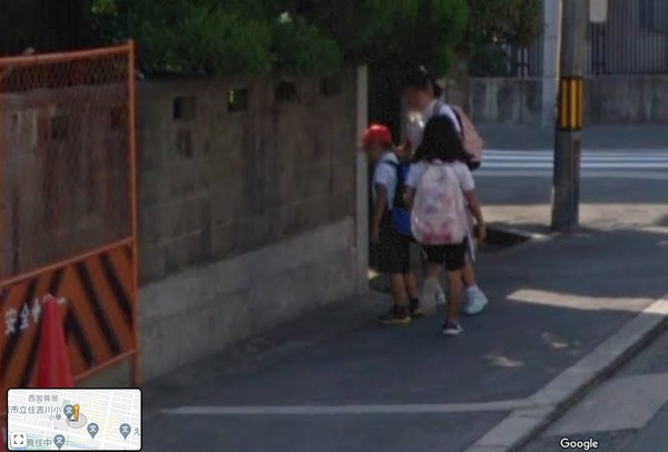 ▲▼小學童被2女追！Google地圖「人生高峰」全記錄　轉角結局讓網笑翻。（圖／翻攝Google地圖）