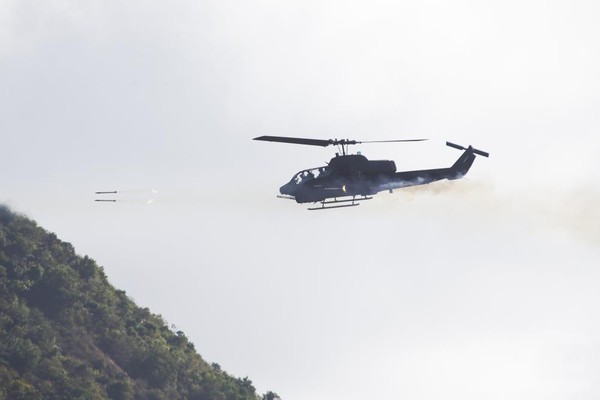 陸航AH-1Ｗ攻擊直升機射擊2.75吋火箭彈。（圖／軍聞社）
