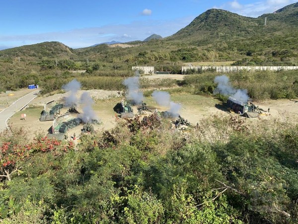 269旅砲兵營以155榴砲向目標區實施攻擊。（圖／軍聞社）