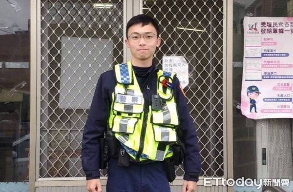 ▲台南市白河分局後壁分駐所警員王宏祐，緊急出勤四處搜尋，迅速在台一線上尋獲黃女，發現其疑有吞食大量助眠藥品而意識不清，通報救護人員送醫急救。（圖／記者林悅翻攝，下同）