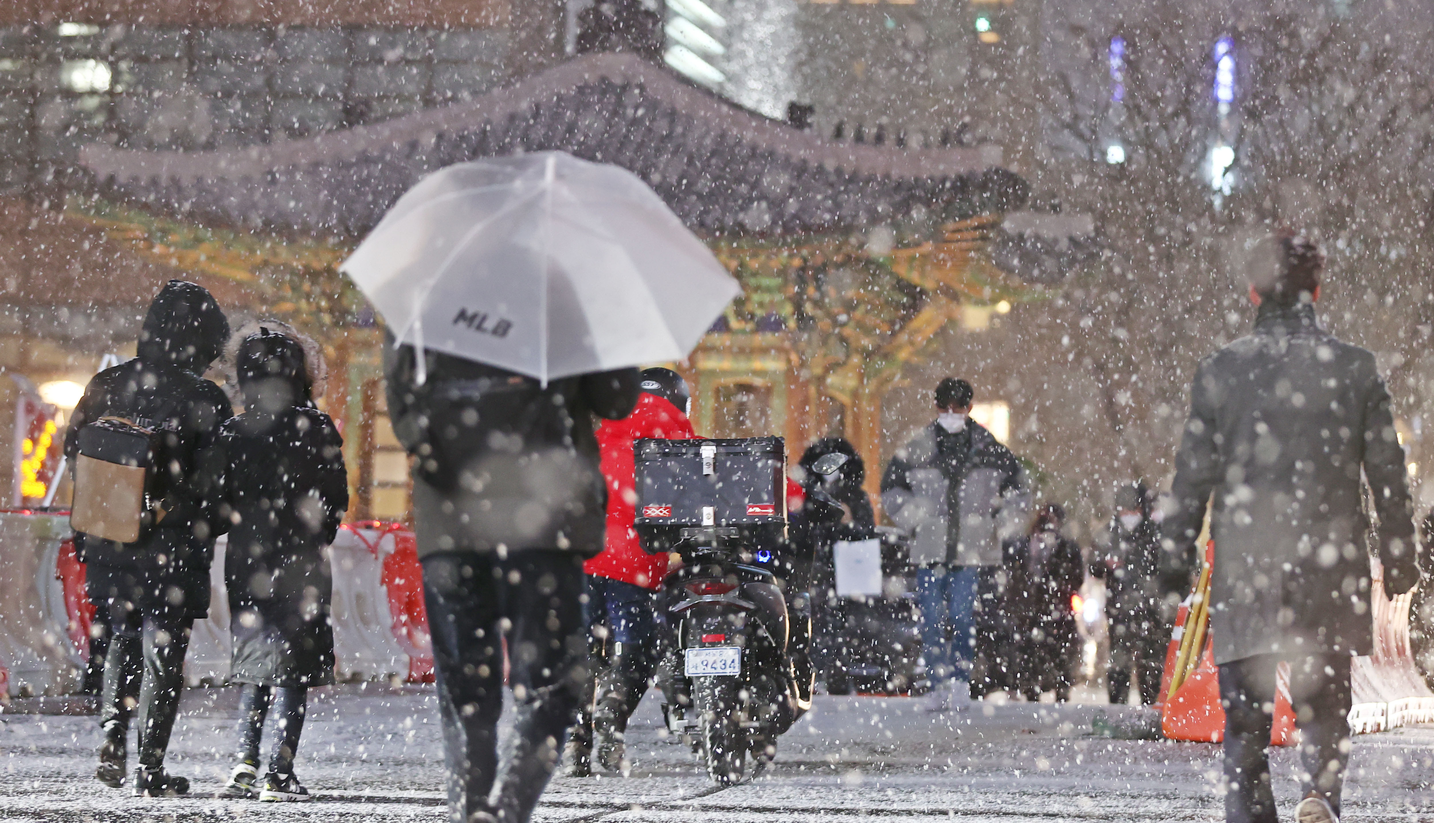 ▲▼首爾6日晚間起降下大雪。（圖／達志影像）