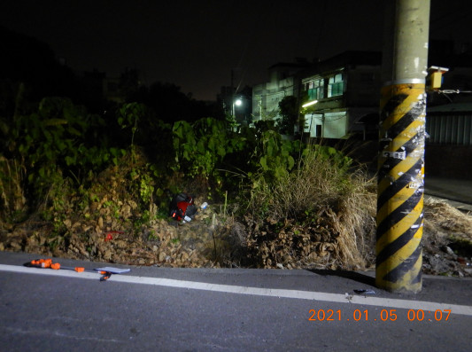 ▲外送員疑車速過快自撞電杆噴飛喪命。（圖／民眾提供）