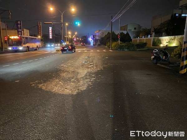 ▲廚餘袋跳車遭輾爆　3騎士衰命中…犁田慘摔又臭又痛。（圖／記者黃孟珍翻攝）