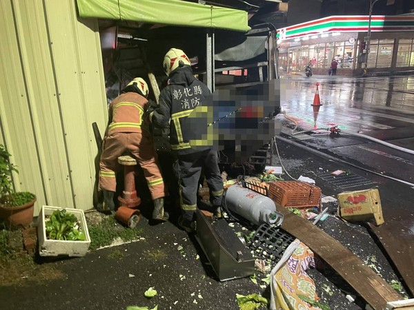 ▲自小客與小貨車對撞，自小客衝入豆漿店。（圖／民眾提供）