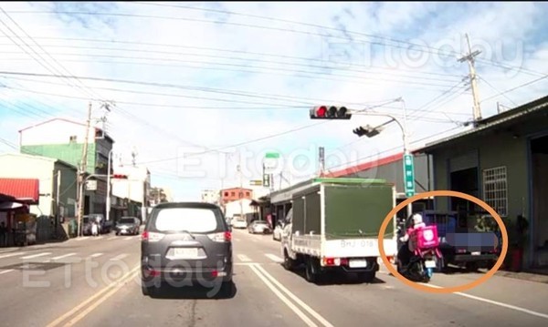 ▲▼台中潭子熊貓女外送員遭小客車撞飛，騰空約1層樓高。（圖／民眾提供）