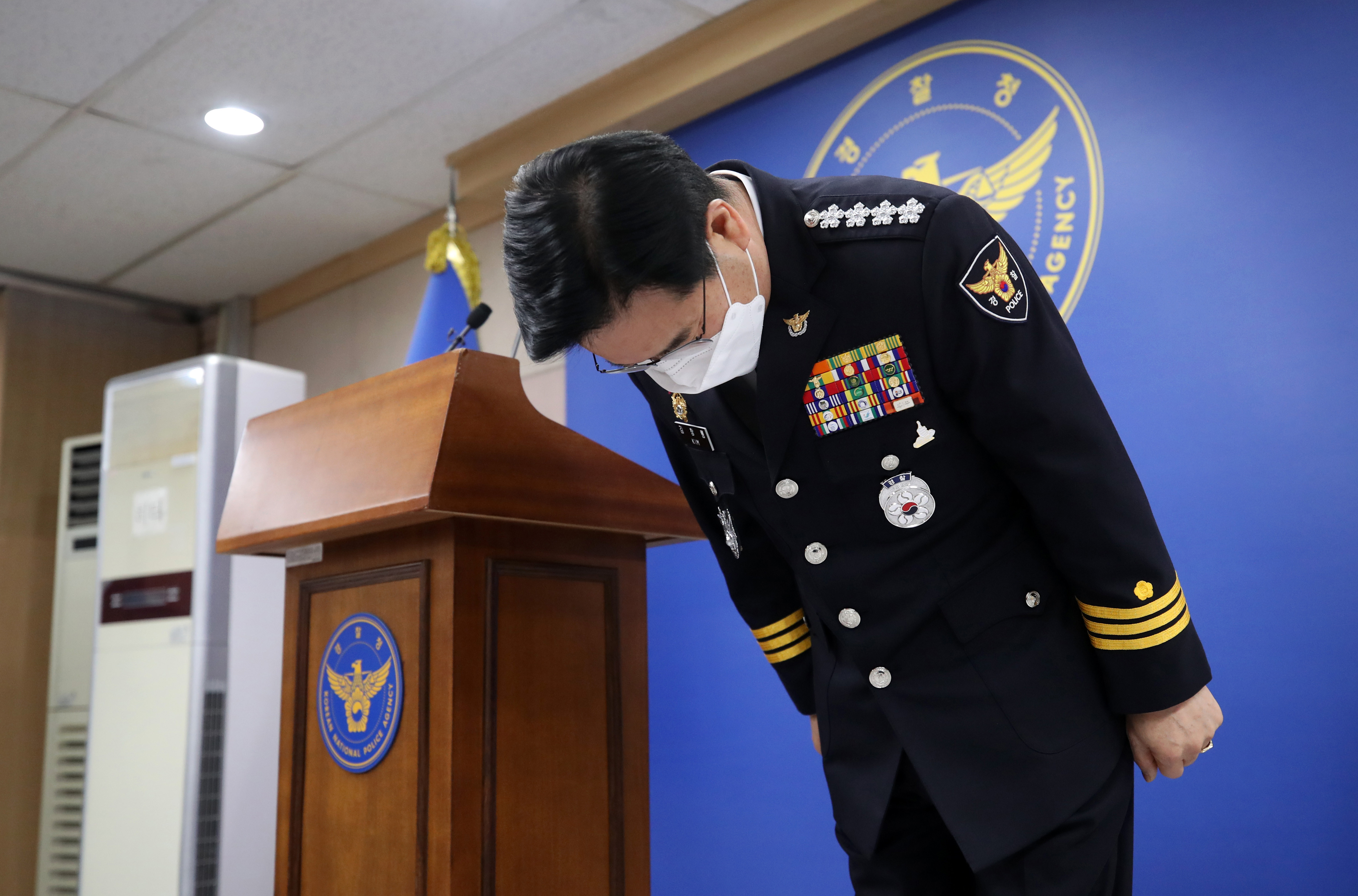 ▲▼南韓警察廳長金昌龍召開記者會向全民致歉。（圖／達志影像）