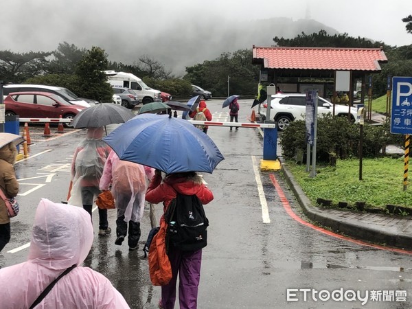 ▲▼陽明山湧入期待降雪民眾。（圖／記者黃國霖攝）