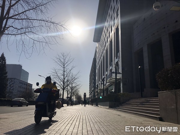 ▲北京太陽露臉後，氣溫回升至-11℃。（圖／記者魏有德攝）