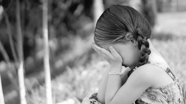 ▲▼小女孩哭泣。（圖／取自免費圖庫pixabay）