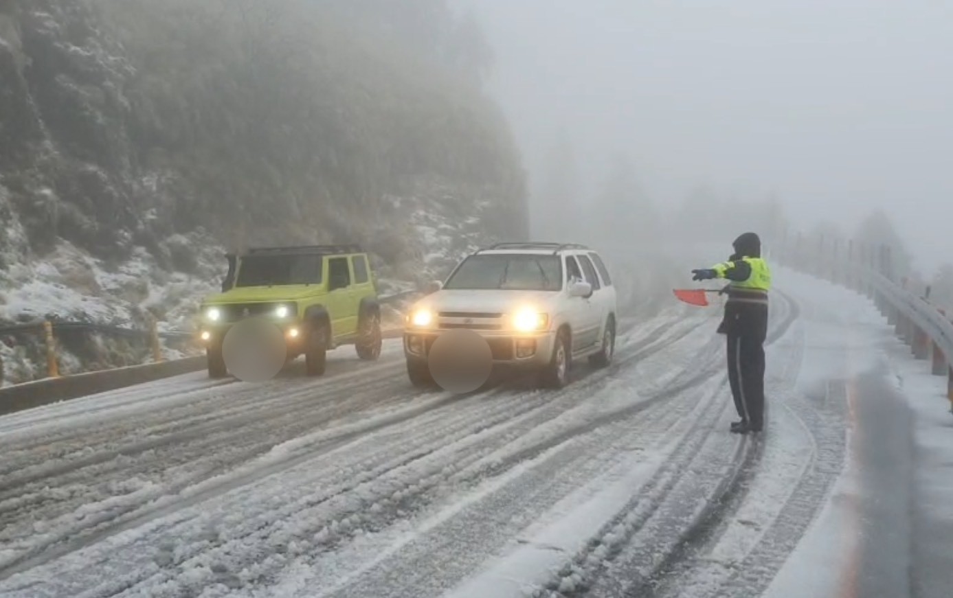 ▲▼合歡山8日清晨開始下雪，員警正忙管制並協助車輛通行。（圖／新城分局提供，下同）