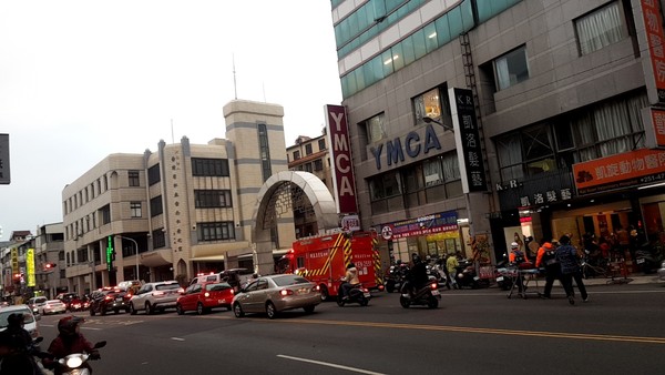 ▲台南市消防局出動大批消防車及救護車到場搶救。（圖／翻攝自MOPTT鄉公所）