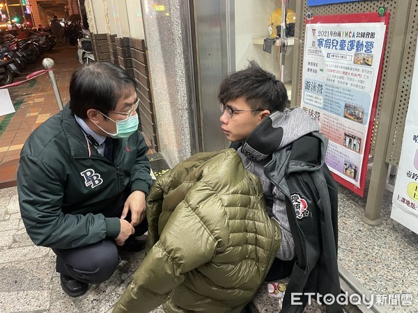 ▲台南市YMCA會館發生一氧化碳外洩，館方配合消防人員疏散上百名學童到館外，通知家長接回，市長黃偉哲並親自到場關心。（圖／記者林悅翻攝，下同）