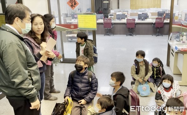 ▲台南市YMCA會館發生一氧化碳外洩，館方配合消防人員疏散上百名學童到館外，通知家長接回。（圖／記者林悅翻攝，下同）