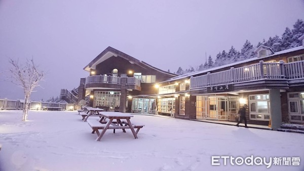 ▲▼宜蘭太平山下雪，8日積雪3公分，宛若「夢幻銀白仙境」，追雪遊客嗨翻。（圖／記者游芳男翻攝，下同）