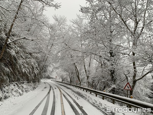 ▲▼宜蘭太平山下雪，8日積雪3公分，宛若「夢幻銀白仙境」，追雪遊客嗨翻。（圖／記者游芳男翻攝，下同）