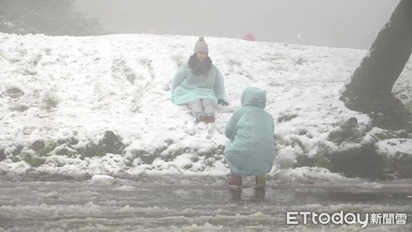 ▲▼0108大屯山下雪。（圖／記者張榮恩攝）