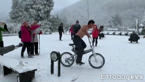 ▲▼宜蘭太平山莊積雪宛若「夢幻銀白仙境」，追雪嗨翻男遊客脫上衣騎腳踏車溜雪。（圖／記者游芳男翻攝，下同）