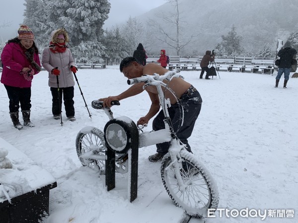 ▲▼宜蘭太平山莊積雪宛若「夢幻銀白仙境」，追雪嗨翻男遊客脫上衣騎腳踏車溜雪。（圖／記者游芳男翻攝，下同）