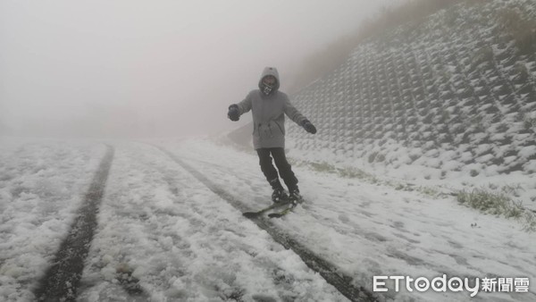 ▲▼潘姓民眾凌晨上山拿滑雪板在大屯山二子坪步道斜坡滑雪。（圖／記者黃彥傑攝）