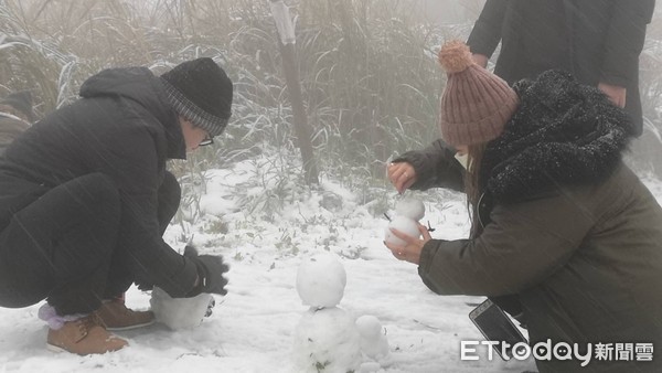 ▲大屯山民眾堆雪人。（圖／記者黃彥傑攝）