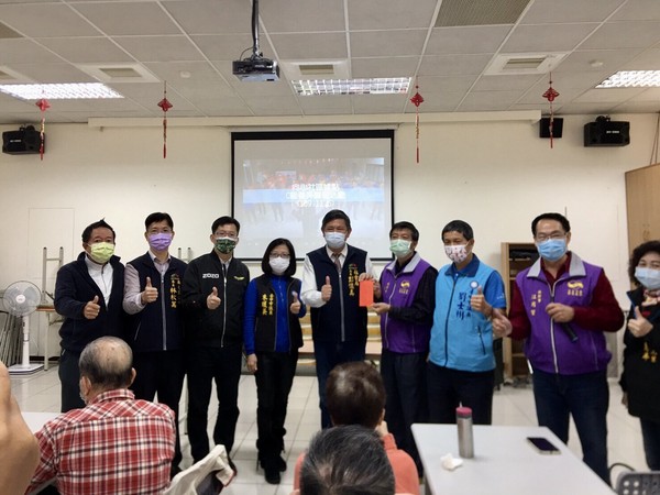 ▲盡管中央今年調漲健保費率，台中市政府社會局長彭懷真（左5）表示已編列21.7億元，老人健保補助不縮水。（圖／台中市政府提供）