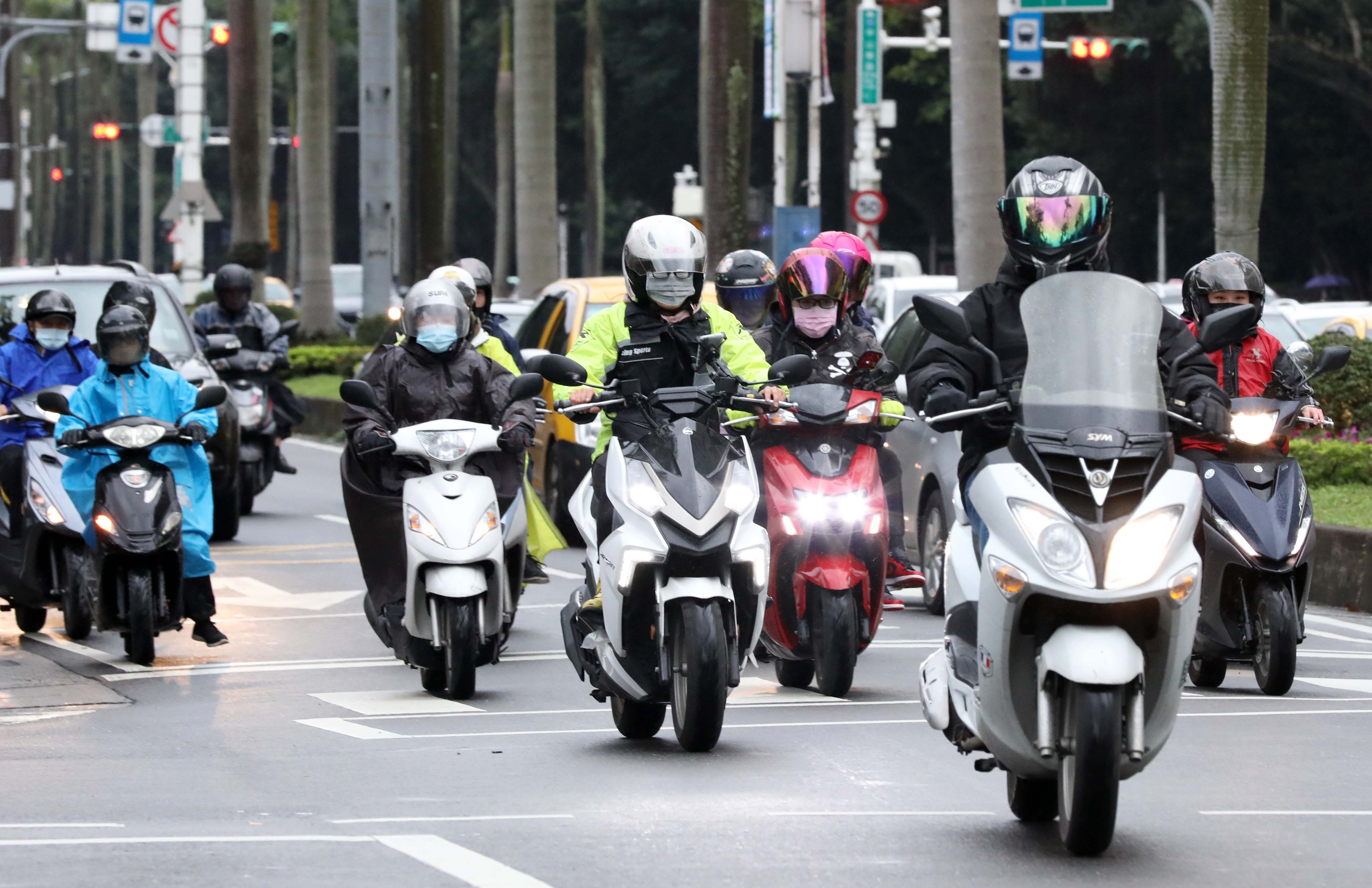 ▲▼天氣 寒流 冬衣 禦寒 外送員 機車族 街友取暖。（圖／記者屠惠剛攝）