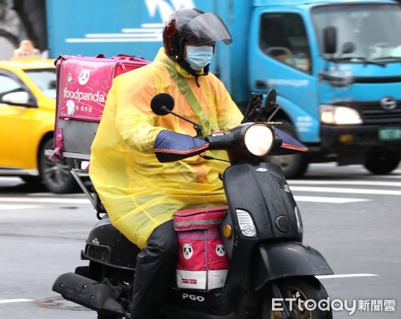 ▲▼天氣 寒流 冬衣 禦寒 外送員 機車族 街友取暖。（圖／記者屠惠剛攝）