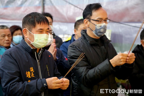 ▲國民黨前主席朱立倫（右），8日上午在苗栗縣黨部主委、縣議長鍾東錦（左）陪同下，一同至栗縣農會總幹事梁召明靈前上香。（圖／記者黃孟珍翻攝）