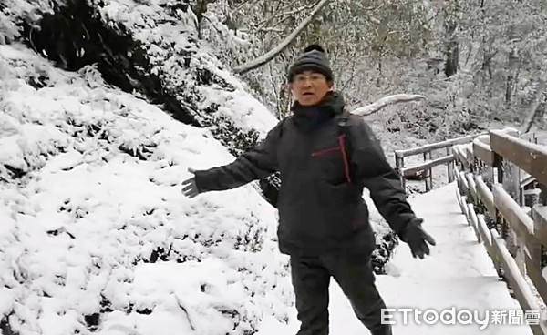 ▲桃園市復興區拉拉山神木區8日凌晨飄下今年第一道瑞雪，林務局新竹林管區管理人員翁立信介紹巨木群區積雪已達20公分厚。（圖／記者沈繼昌翻攝）