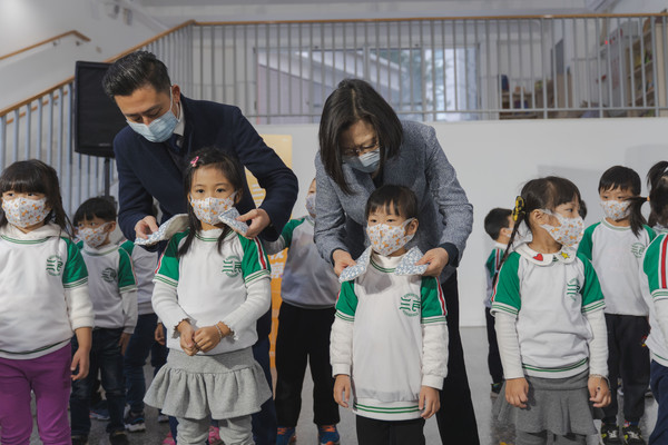 蔡英文視察竹市校園營養午餐　讚林智堅做到全國第一 | ETtoday地方