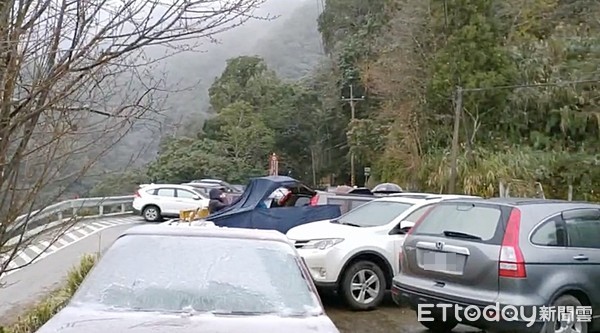 ▲桃園市復興區拉拉山神木區降下瑞雪，登山口處三滿大批追雪族車輛。（圖／記者沈繼昌翻攝）