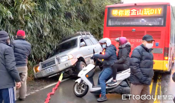 ▲▼1台客運在通往小油坑路上，與1台廂型車發生擦撞。（圖／記者陳煥丞攝）