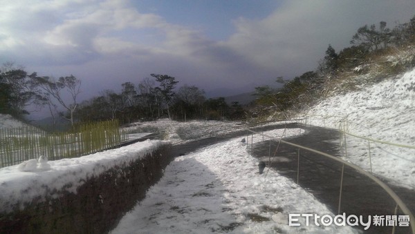 ▲▼2016年時，宜蘭櫻花陵園也呈銀白雪國美景。（圖／記者游芳男翻攝，下同）