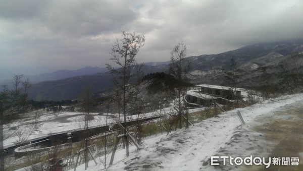 ▲▼2016年時，宜蘭櫻花陵園也呈銀白雪國美景。（圖／記者游芳男翻攝，下同）