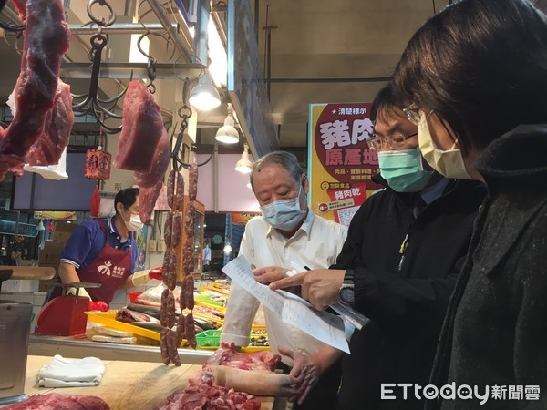 ▲台南市長黃偉哲前往視察北區開元公有零售市場攤商食品原產地標示及來源等，肯定攤商主動標示食品來源，讓源頭、市場、餐桌都能自由選、安心吃。（圖／記者林悅翻攝，下同）