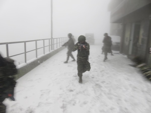 ▲▼罕見畫面曝光！國軍「雪中持槍」演練　海軍高山站台下雪了。（圖／中華民國海軍）