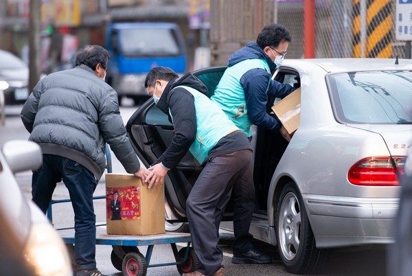 ▲趙正宇寒冬送暖「12禮」1000份物資關懷弱勢。（圖／趙正宇服務處提供）