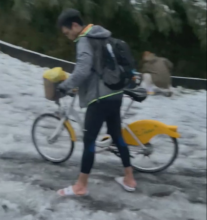 ▲男子騎UBike上山追雪。（圖／翻攝自Facebook／爆廢公社公開版）