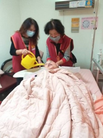 ▲敏盛美髮志工劉月花認為助人很幸福。（圖／陳燕秋提供）