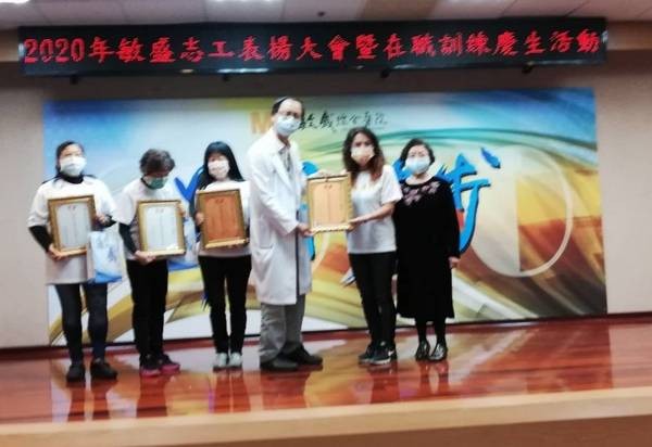 ▲敏盛美髮志工劉月花認為助人很幸福。（圖／陳燕秋提供）