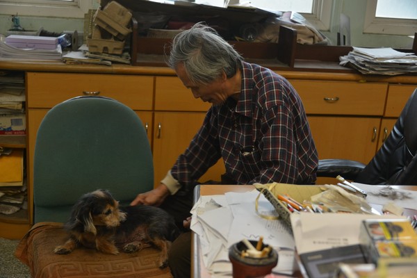 ▲▼真理大學突襲封館換鎖！82歲國寶館長「苦站門口」　千人氣炸洗版。（圖／翻攝自臉書／鍾延威）