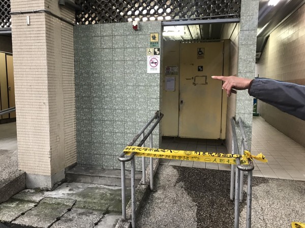 ▲▼街友疑不堪低溫猝死在體育館廁所內。（圖／記者游宗樺翻攝）