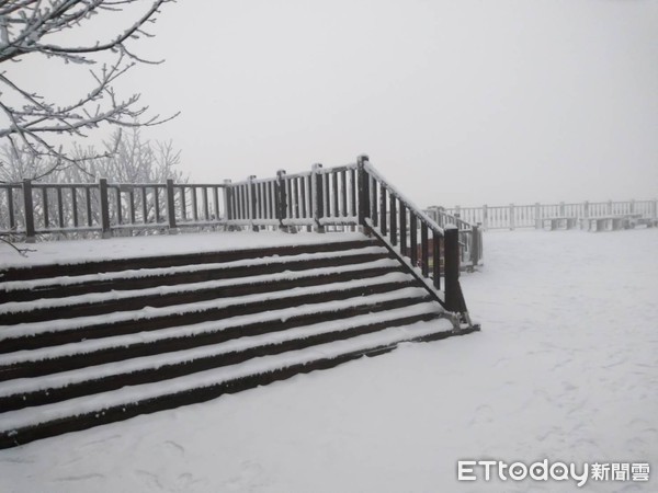 ▲▼宜蘭太平山降雪，賞雪車潮塞爆。（圖／記者游芳男翻攝）