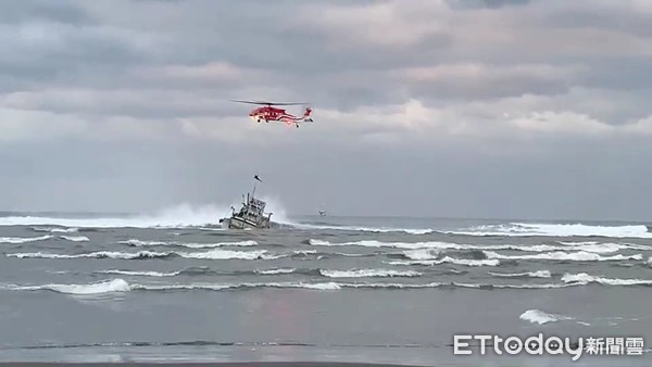 ▲▼宜蘭五結蘭陽溪出海口9日凌晨一艘漁船擱淺。（圖／記者游芳男翻攝）