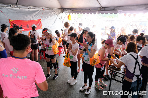▲▼台北霞海城隍廟第2年支持台新女子路跑（Taishin Women Run），將先舉辦「擲筊大賽」。（圖／台北霞海城隍廟提供）