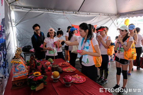 ▲▼台北霞海城隍廟第2年支持台新女子路跑（Taishin Women Run），將先舉辦「擲筊大賽」。（圖／台北霞海城隍廟提供）