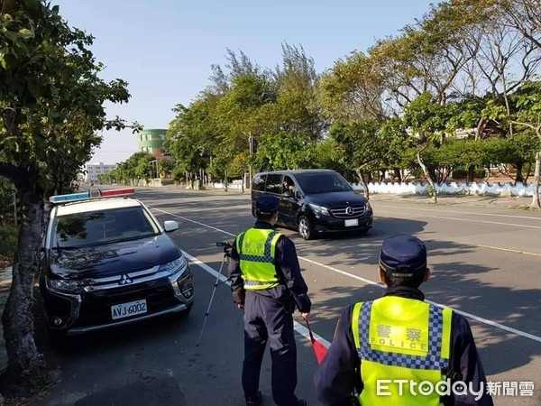 ▲學甲警分局規劃加強「路口安全大執法」，針對違規項目嚴加取締，同時針對攔查車輛駕駛人檢視有無適格駕照，另騎乘機車有無配戴合格之安全帽列取締重點。（圖／記者林悅翻攝，下同）