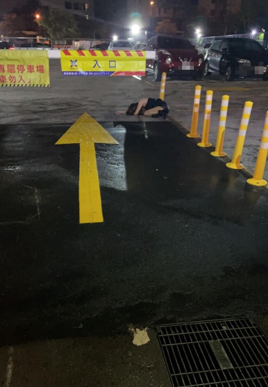 ▲▼誰的妞？來招領回去好嗎？ 這樣車子要怎麼進去停車啊？（圖／翻攝爆怨公社）