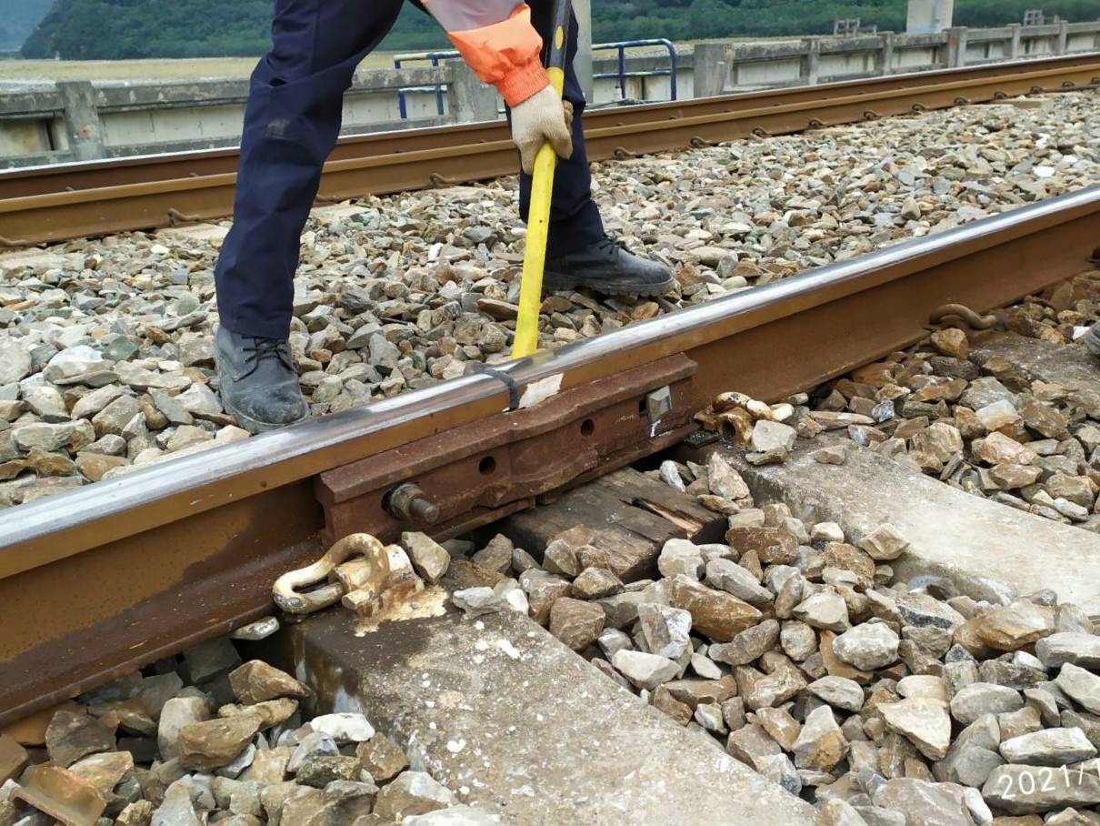 ▲▼和平～漢本站間東正線K37+875鋼軌有裂縫。（圖／台鐵）