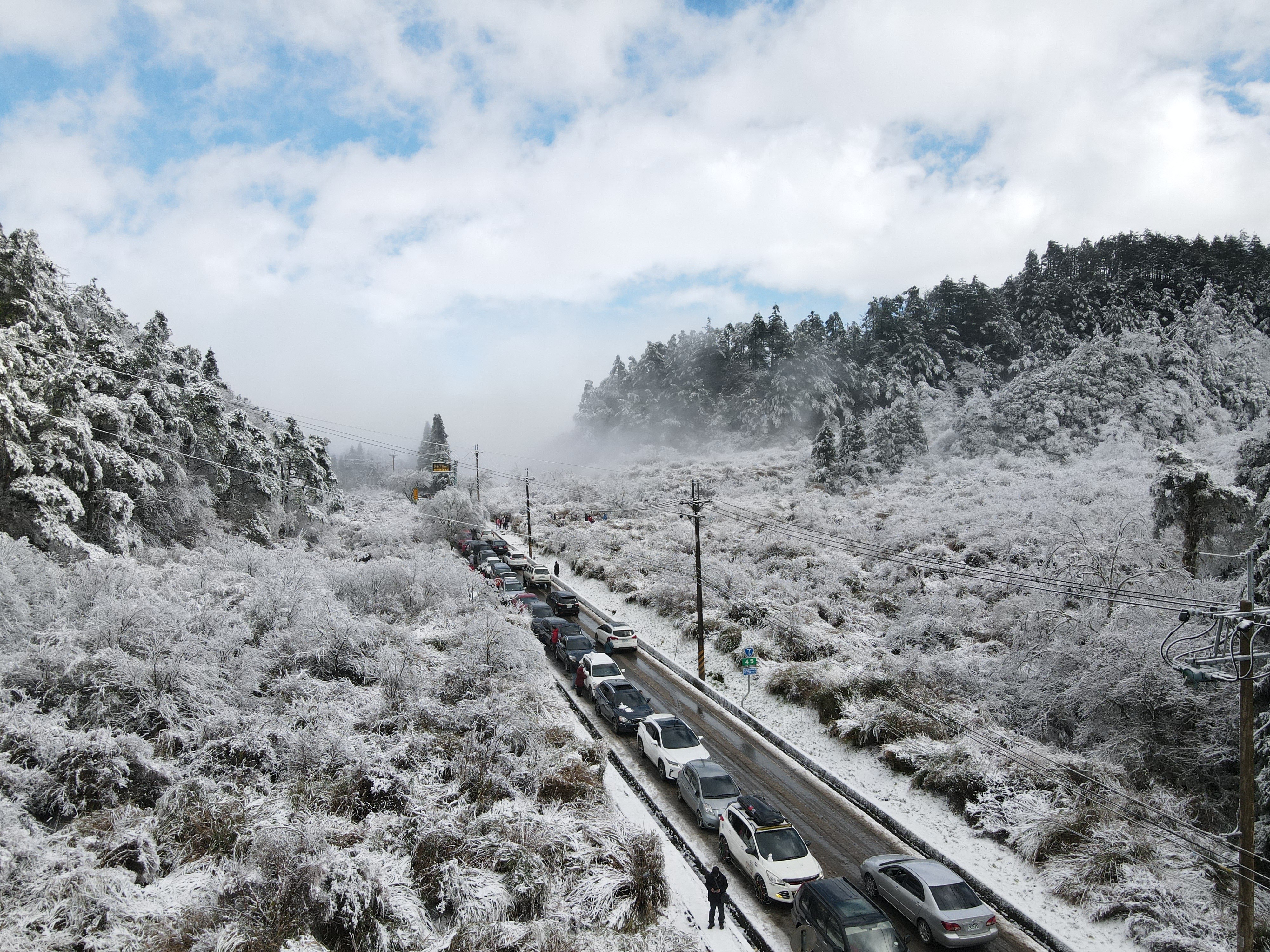 ▲▼下雪,雪景,追雪,高山下雪,寒流,寒冷,路面結冰,公路結冰。圖片地點為武陵農場附近的思源啞口，約在省道台7甲45至48公里處。（圖／武陵農場提供）